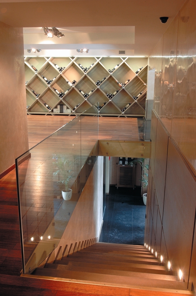 Лестница в современном стиле со стеклянным ограждением и подсветкой