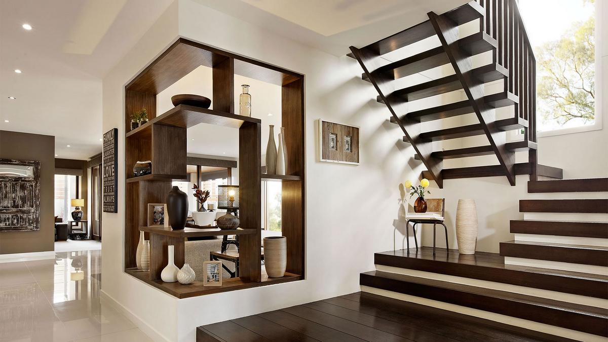 Лестница с деревянными поручнями, выполненная в стиле хай-тэч