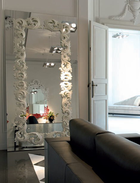 Зеркало с декоративными фрезерованными накладками из дерева