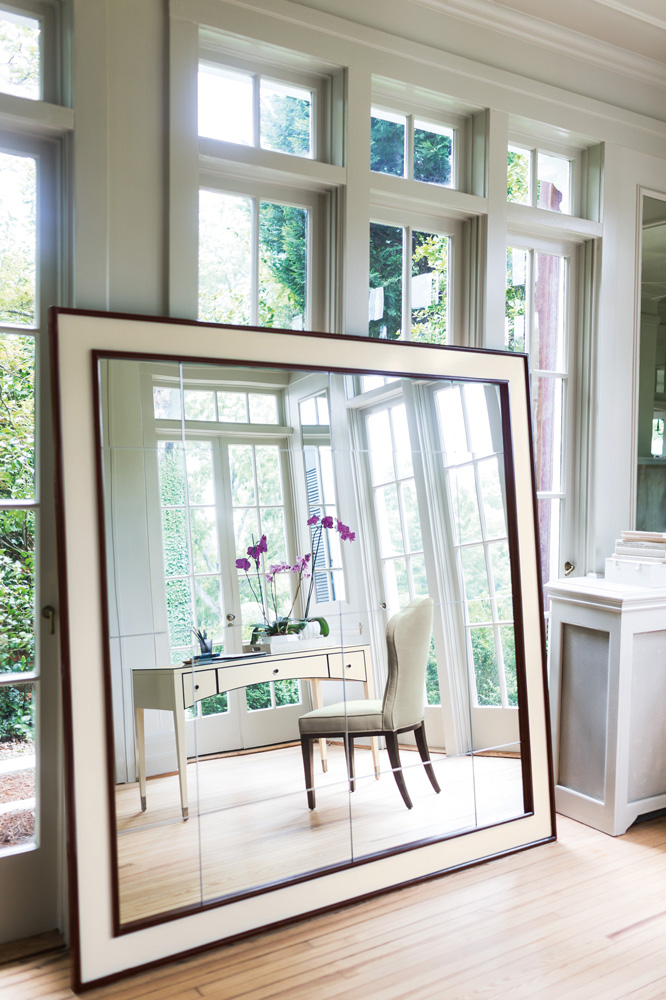 Зеркало в контрастном обрамлении, дизайн Bernhardt Furniture