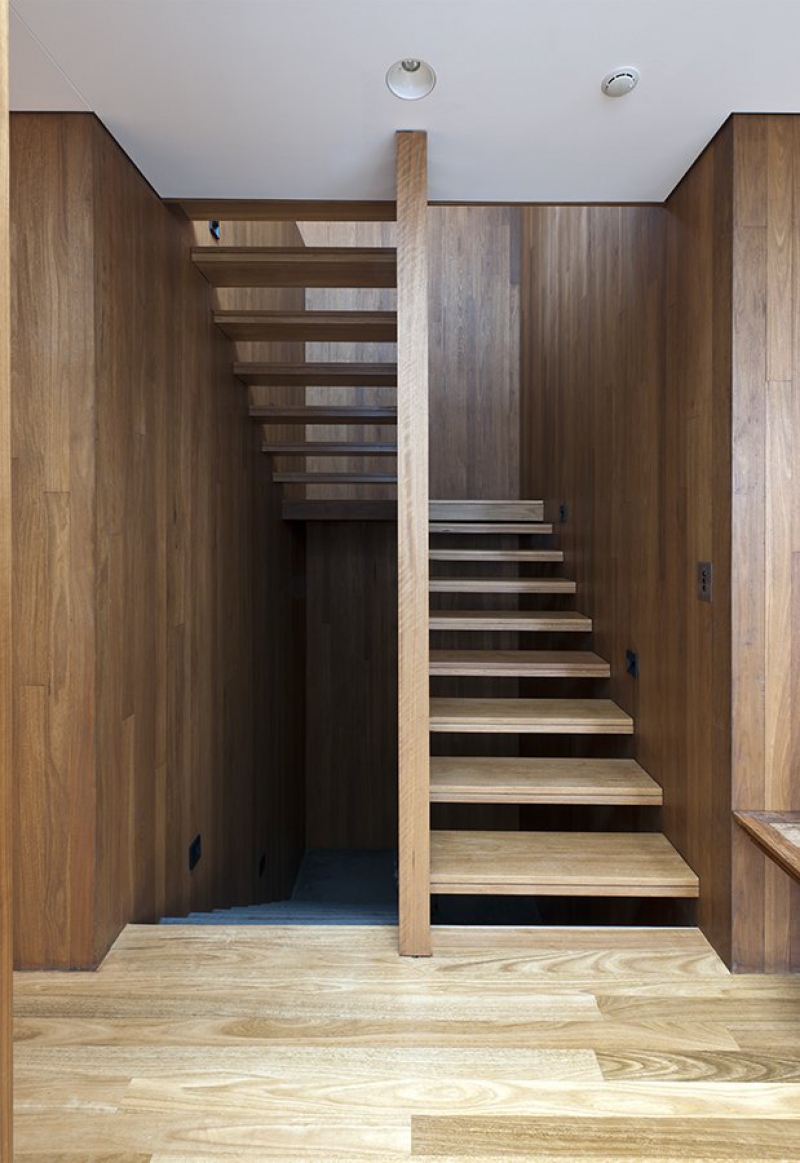 Лестница деревянная в современном стиле