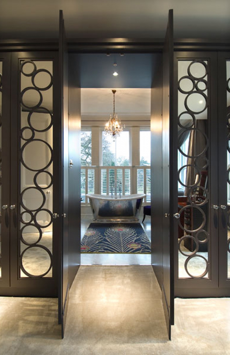 Шкаф гардеробный с фрезерованными накладками на зеркальные фасады, в стиле арт-деко, дизайн Baker
