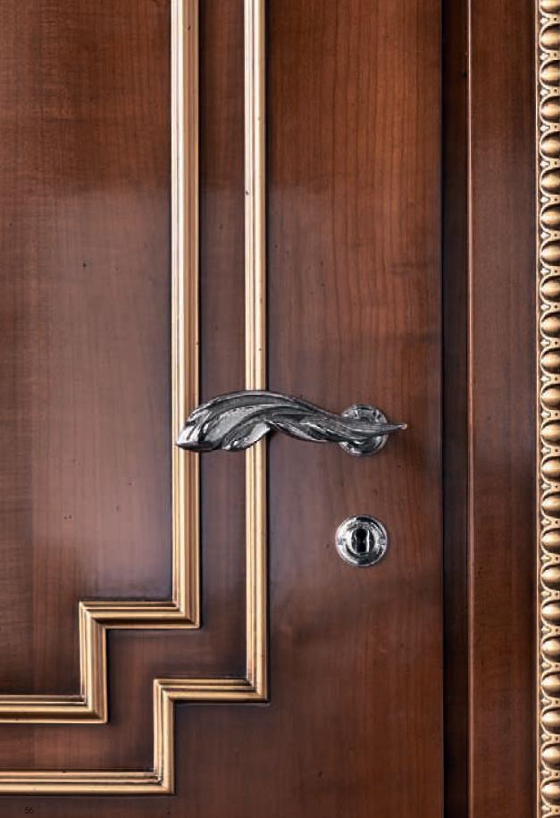 Дверь из ореха с резным декором с нанесением золотой потали, дизайн Bizzotto