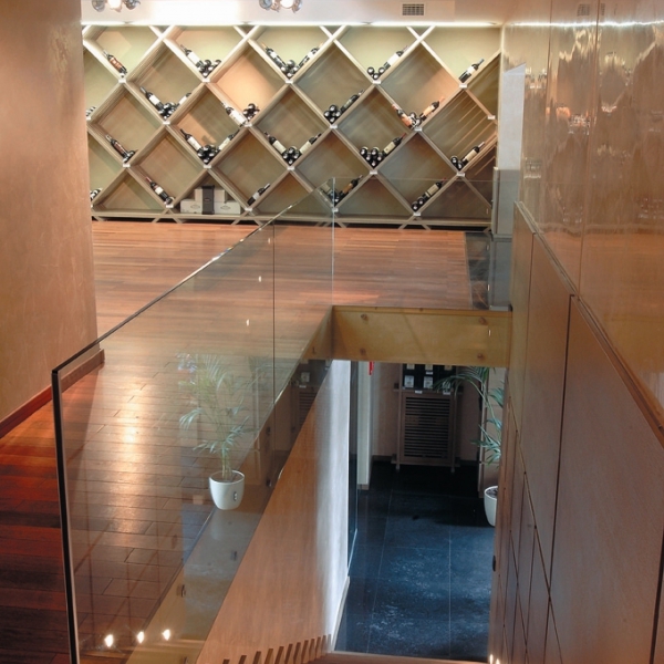 Лестница в современном стиле со стеклянным ограждением и подсветкой