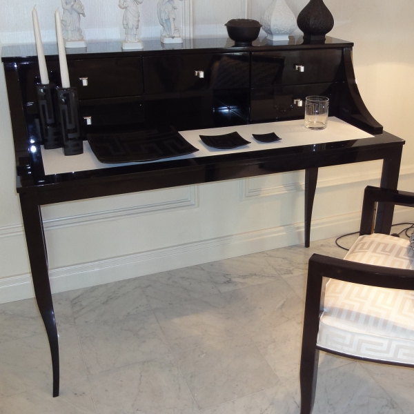 Мебель на заказ / Стол письменный, выполненный в стиле арт-деко, дизайн Versace