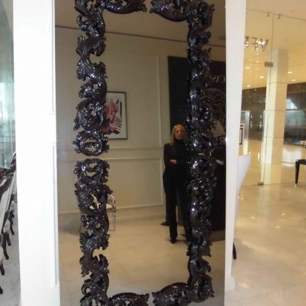 Зеркало с декоративными фрезерованными накладками из дерева