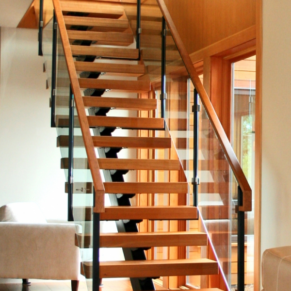 Лестница деревянная на металлокаркасе