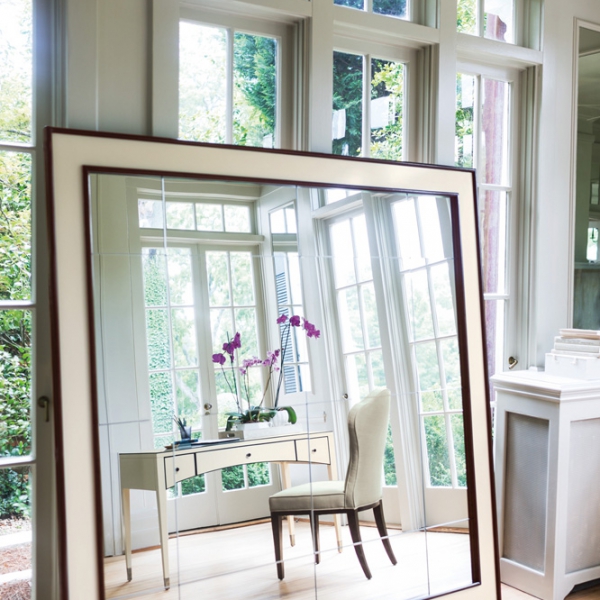 Зеркало в контрастном обрамлении, дизайн Bernhardt Furniture