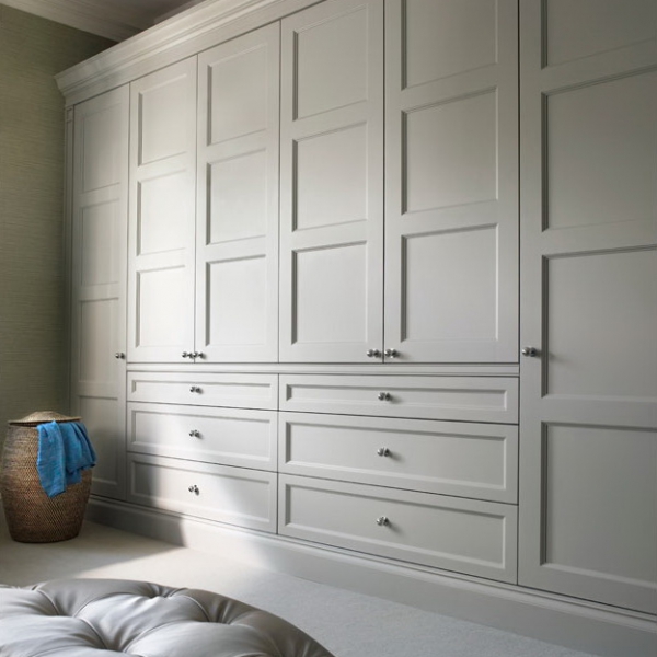 Шкаф гардеробный светлый, выполненный в классическом стиле, дизайн Baker