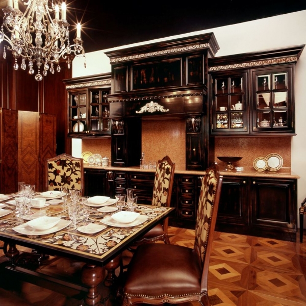 Кухня в классическом стиле с патиной, дизайн Francesco Molon Black Forest