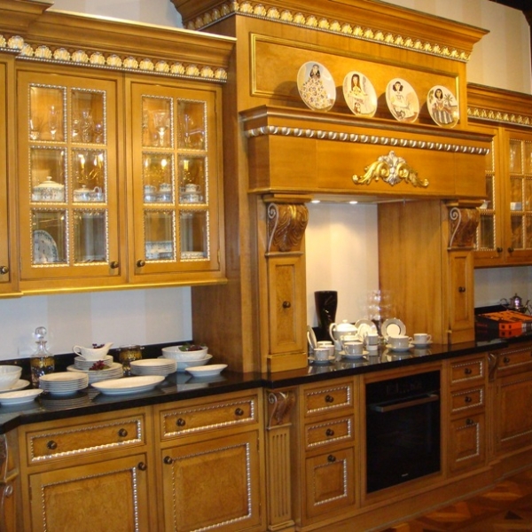 Кухня в классическом стиле из шпона ореха, дизайн Francesco Molon Miami Burl