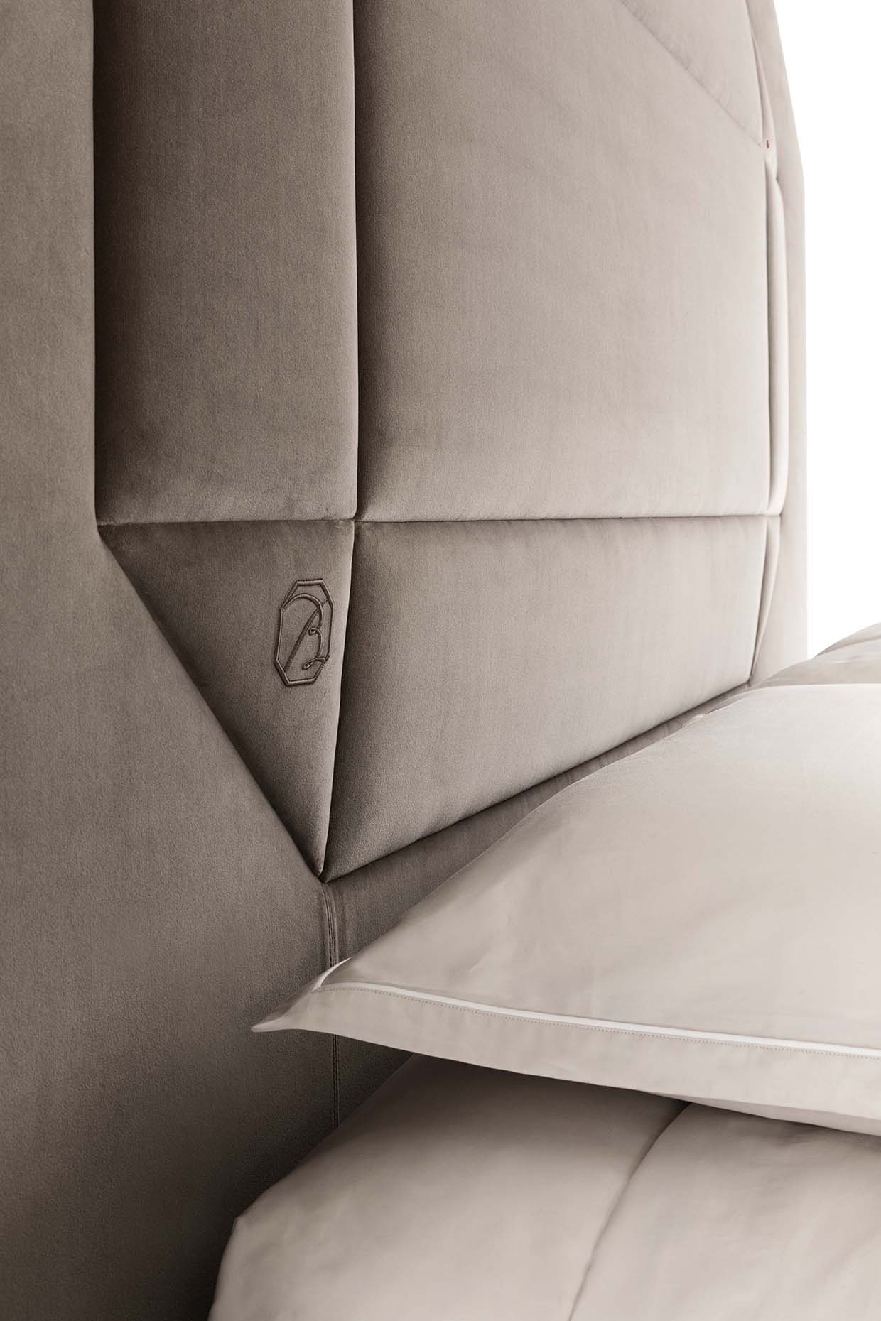Кровать OCTOGONE BED, дизайн Baccarat La Maison