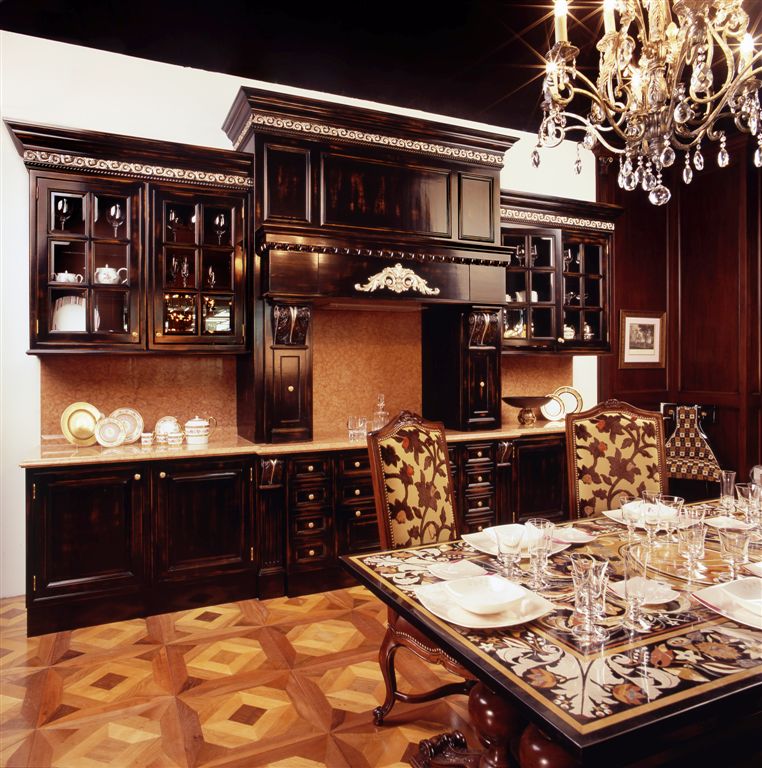 Кухня в классическом стиле с патиной, дизайн Francesco Molon Black Forest