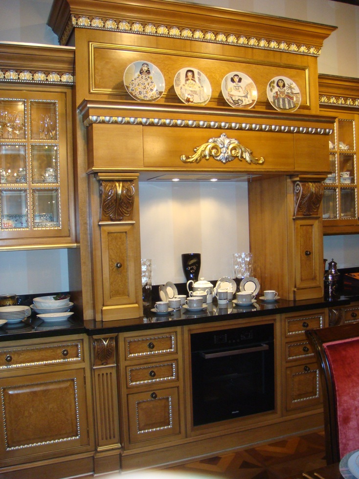 Кухня в классическом стиле из шпона ореха, дизайн Francesco Molon Miami Burl
