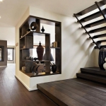 Лестница с деревянными поручнями, выполненная в стиле хай-тэч