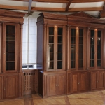 Кабинет в классическом стиле с резными колоннами из массива