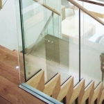 Лестница из тонированнго дуба и стекла