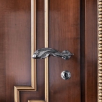 Дверь из ореха с резным декором с нанесением золотой потали, дизайн Bizzotto