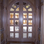 Двери, выполненные в классическом стиле, с аркой со стеклянными вставками