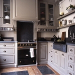 Кухня в стиле модерн с высокими шкафами