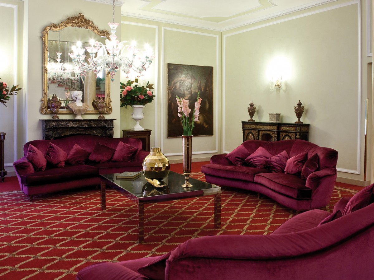 Контрастные диваны в гостиную загородной классической резиденции