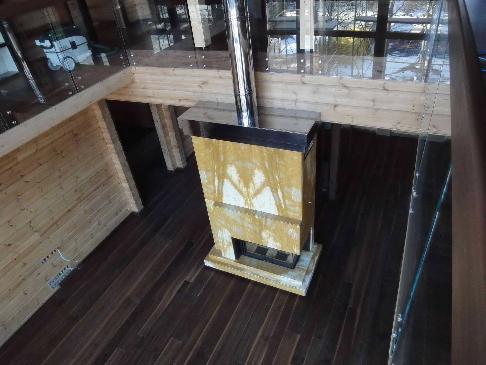 Ограждение из стекла и лестница в деревянном доме Honka