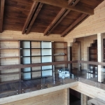 Ограждение из стекла и лестница в деревянном доме Honka