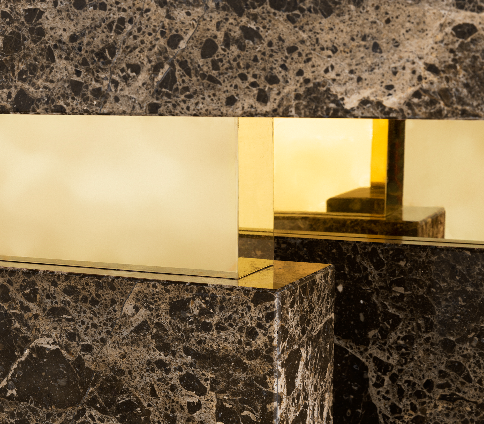 Консоль EMPIRE, дизайн Boca do Loco Консоль EMPIRE, дизайн Boca do Loco