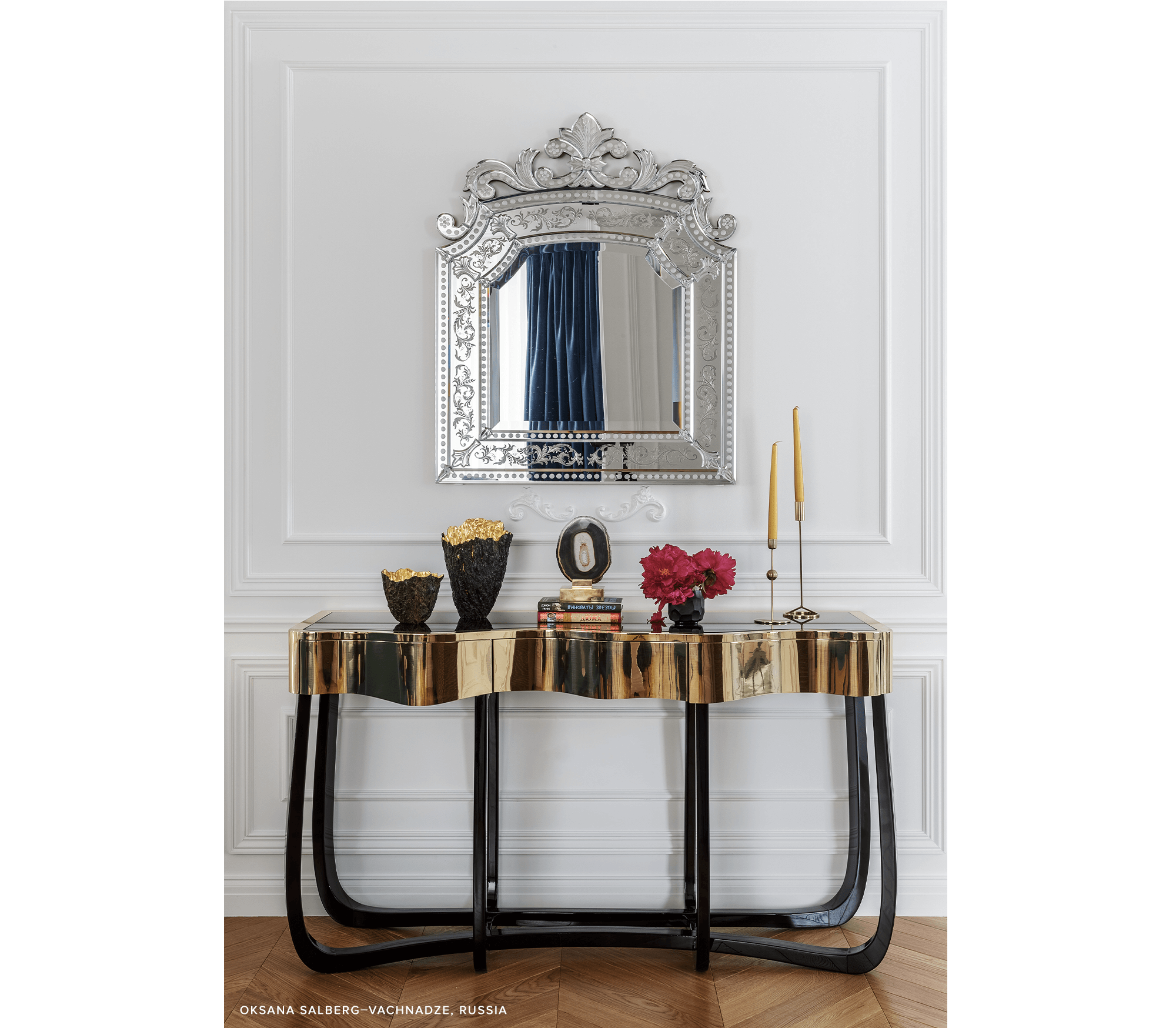 Консоль SINUOUS GOLD, дизайн Boca do Loco Консоль SINUOUS GOLD, дизайн Boca do Loco